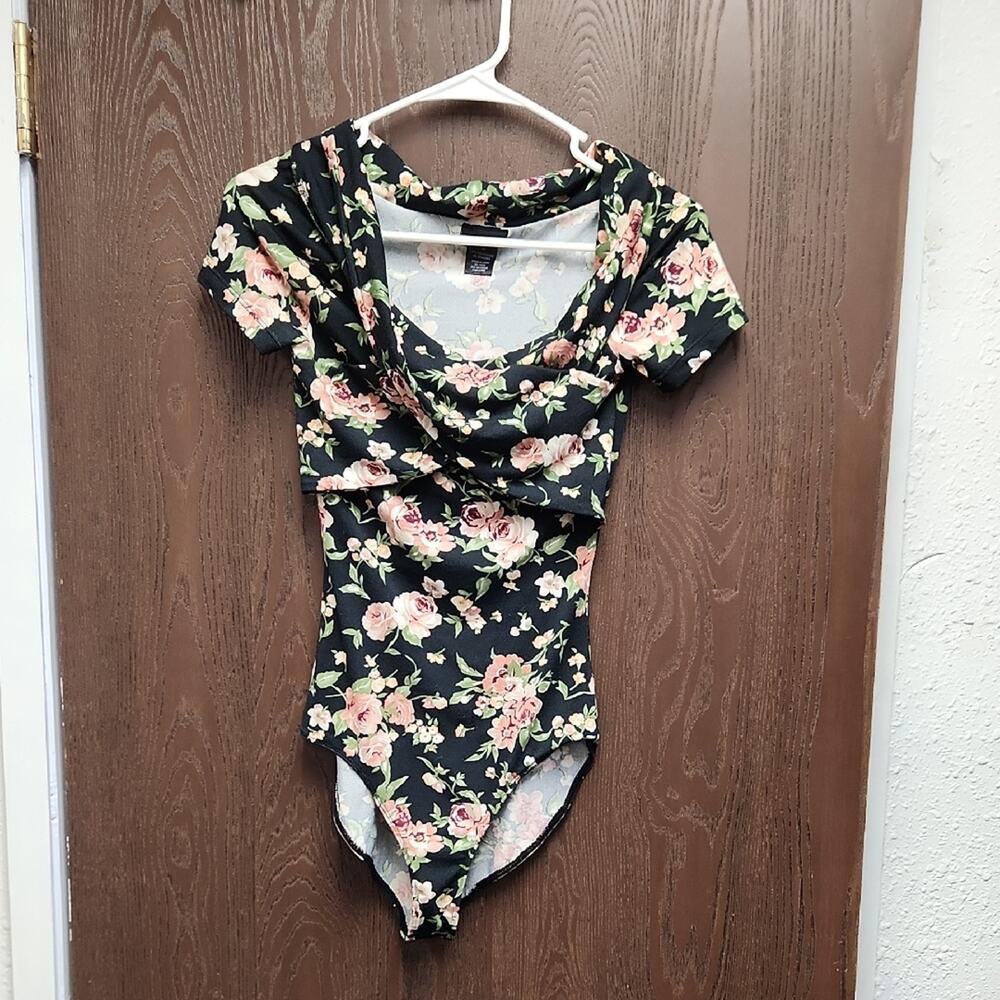 🚨2/$25 or 5/$50🚨Rue21 Black Floral Bodysuit